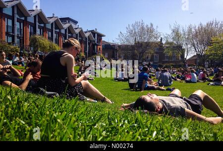 Oxo Tower (arrêt SH), London, UK. Apr 15, 2015. Les travailleurs jouissent de leur pause déjeuner au soleil à Southwark, Londres. Crédit : Paul Swinney/StockimoNews/Alamy Live News Banque D'Images