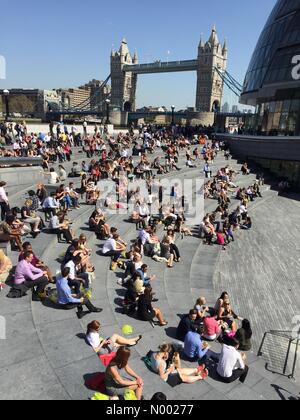 Londres, Royaume-Uni. Apr 15, 2015. Les employés de bureau se mêlent aux touristes et de profiter d'un déjeuner au soleil au bord de la Tamise à proximité de Tower Bridge Crédit : Matthew Richardson/StockimoNews/Alamy Live News Banque D'Images