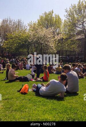 Londres, Royaume-Uni. Apr 15, 2015. Les travailleurs jouissent de leur pause déjeuner au soleil à Southwark, Londres. Crédit : Paul Swinney/StockimoNews/Alamy Live News Banque D'Images