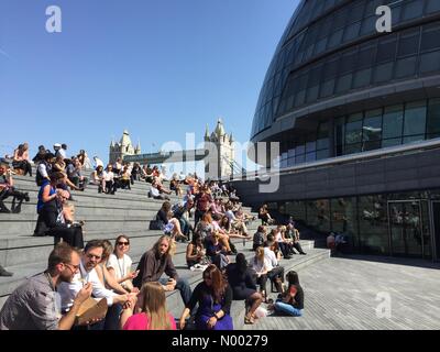 Londres, Royaume-Uni. Apr 15, 2015. Les employés de bureau se mêlent aux touristes et de profiter d'un déjeuner au soleil à côté de la Tamise près de Tower Bridge et le City Hall Crédit : Matthew Richardson/StockimoNews/Alamy Live News Banque D'Images