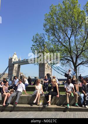 Londres, Royaume-Uni. Apr 15, 2015. Les employés de bureau se mêlent aux touristes et de profiter d'un déjeuner au soleil au bord de la Tamise à proximité de Tower Bridge Crédit : Matthew Richardson/StockimoNews/Alamy Live News Banque D'Images