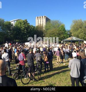 Ville de Bristol, Bristol, Royaume-Uni. 13 mai, 2015. Mars austérité anti bristol. Se terminant ici au parc du château/StockimoNews PeteHorsham : Crédit/Alamy Live News Banque D'Images