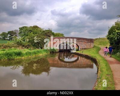 Guingamp, Worcestershire, Royaume-Uni. 23 mai, 2015. Les promeneurs sur la Worcester & Birmingham Canal à Tardebigge, près de Guingamp, Worcestershire, Angleterre, Royaume-Uni. 23 Mai 2015 Crédit : Paul Weston/StockimoNews/Alamy Live News Banque D'Images