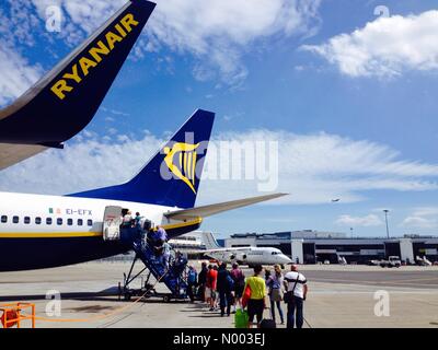 L'aéroport de Dublin, Dublin, Irlande. 30 Juin, 2015. Par temps chaud, ensoleillé à un poste occupé l'aéroport de Dublin en Irlande. Les écoles irlandaises ont déjà rompu pour les vacances d'été. Crédit : Richard Wayman/StockimoNews/Alamy Live News Banque D'Images