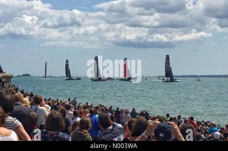 Portsmouth, Southsea, Portsmouth, Royaume-Uni. Le 25 juillet, 2015. BAR DE L'équipe gagner la première course avec une foule d'accueil à l'Americas Cup qualifiers à Portsmouth Crédit : Af8images/StockimoNews/Alamy Live News Banque D'Images