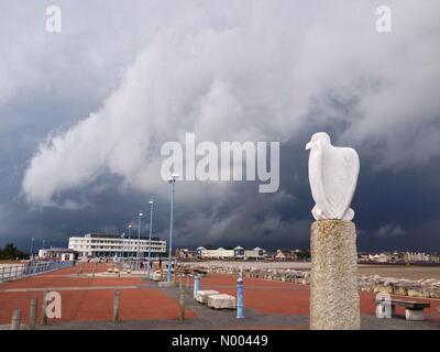 Morecambe, Lancashire, Royaume-Uni. Août 23, 2015. Météo Royaume-uni 23 août. Les nuages de tempête dans le Lancashire Morecambe approche après un après-midi ensoleillé mais venteux. De l'hôtel Midland montrant Stone Jetty Crédit : Lancashire Images / StockimoNews/Alamy Live News Banque D'Images