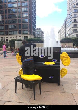 Londres, Royaume-Uni. 12 Sep, 2015. Met en place un technicien Piano piano public à Canary Wharf, London, UK. Crédit : Glenn Sontag/StockimoNews/Alamy Live News Banque D'Images