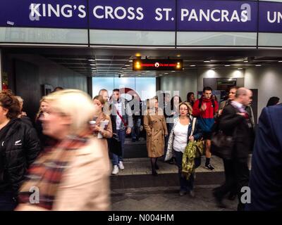 Battle bridge Pl, Londres, Royaume-Uni. 07Th Oct, 2015. La station de métro Kings Cross est évacué juste avant 9h le mercredi 7 octobre. Crédit : Paul Swinney/StockimoNews/Alamy Live News Banque D'Images