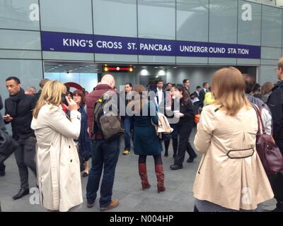 Battle bridge Pl, Londres, Royaume-Uni. 07Th Oct, 2015. La station de métro Kings Cross est évacué juste avant 9h le mercredi 7 octobre. Crédit : Paul Swinney/StockimoNews/Alamy Live News Banque D'Images