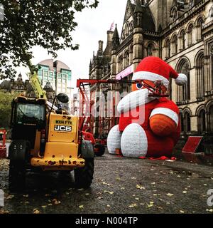 Manchester, UK. 30Th Oct, 2015. Le Père Noël se prépare. La préparation du grand père c'est un annuel, fonction de fête sur l'hôtel de ville de Manchester au cours de l'Allemagne. Credit : sara porter / StockimoNews/Alamy Live News Banque D'Images