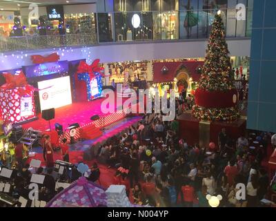 Air Asia, Quezon City, Metro Manila, Philippines. 08Th Nov, 2015. SM Nord, le cinquième plus grand centre commercial dans le monde célèbre son 30e anniversaire et coups de leur célébration de Noël en allumant leur sapin de Noël géant entouré par Disney Village de Noël. Sherbien Dacalanio : Crédit/StockimoNews/Alamy Live News Banque D'Images