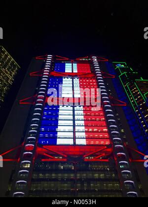 Jackson Rd, Hong Kong. 16 Nov, 2015. Bâtiment de la HSBC à Hong Kong éclairé avec un drapeau Français en sympathie avec les atrocités dans Paris, France Crédit : Paul Brown/StockimoNews/Alamy Live News Banque D'Images