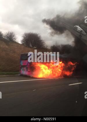 Somerset, Royaume-Uni. Le 05 mai 2015. L'entraîneur de gravure sur M4. L'entraîneur arrêté la circulation sur l'autoroute M4 entre Bath et Bristol à propos de 11h00 aujourd'hui. Credit : Karolina Webb / StockimoNews/Alamy Live News Banque D'Images