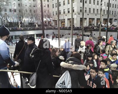 New York, USA. Dec 16, 2015. Les foules au Rockefeller Center à New York City Crédit : JimNest StockimoNews //Alamy Live News Banque D'Images