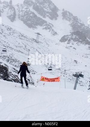 73120 Courchevel, France. 31 Dec, 2015. Trois Vallées Courchevel 1850, France - 31 décembre 2015 : rencontre un peu "snow' signe en haut d'une piste Crédit : Kay Roxby/StockimoNews/Alamy Live News Banque D'Images