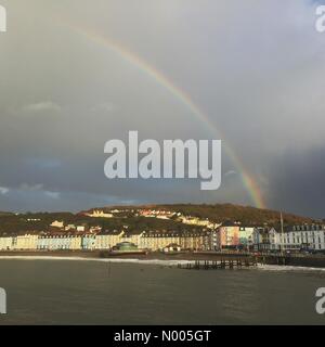 Aberystwyth, Pays de Galles, Royaume-Uni. 06Th Jan, 2016. Météo britannique. Arc-en-ciel sur Aberystwyth. 3 janvier 2016 Crédit : Keith morris1 / StockimoNews/Alamy Live News Banque D'Images