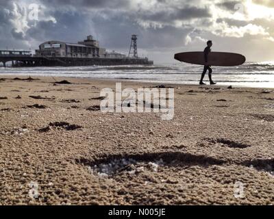 Surfer sur la plage de Bournemouth Banque D'Images