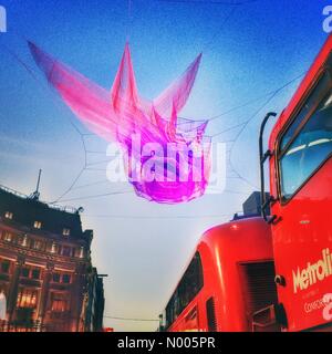 Londres, Royaume-Uni. 16 janvier 2016. "1.8" de Londres par Janet Echelman qui fait partie de la London Festival Lumiere 2016 Crédit : Neil Juggins / StockimoNews/Alamy Live News Banque D'Images