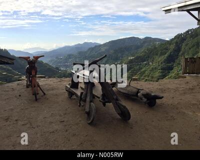 Nueva Vizcaya - Montagne - Ifugao Province Rd, Banaue, Ifugao, Philippines. 21 Jan, 2016. Scooters en bois au niveau de la vue affichée sur pont Banaue. Sherbien Dacalanio : Crédit/StockimoNews/Alamy Live News Banque D'Images