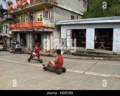 Nueva Vizcaya - Montagne - Ifugao Province Rd, Banaue, Ifugao, Philippines. 21 Jan, 2016. Les hommes d'Ifugao scooter en bois faire une formation en course de Banaue, Ifugao. Sherbien Dacalanio : Crédit/StockimoNews/Alamy Live News Banque D'Images