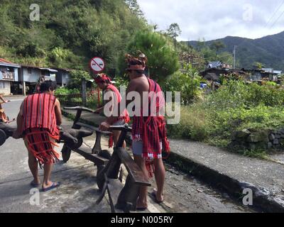 Nueva Vizcaya - Montagne - Ifugao Province Rd, Banaue, Ifugao, Philippines. 21 Jan, 2016. Les hommes d'Ifugao Banaue dans la préparation de leur scooter en bois pour Sherbien Dacalanio Crédit : course/StockimoNews/Alamy Live News Banque D'Images