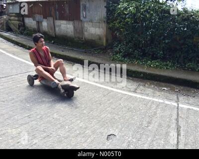 Nueva Vizcaya - Montagne - Ifugao Province Rd, Banaue, Ifugao, Philippines. 21 Jan, 2016. Un homme d'Ifugao équitation son scooter inspiré de crocodile. Sherbien Dacalanio : Crédit/StockimoNews/Alamy Live News Banque D'Images