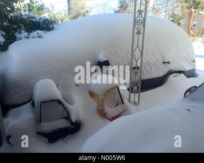 Fairfax, Virginie, USA. 24 janvier, 2016. Une Jeep Grand Cherokee et les jouets pour enfants sont couverts dans la neige de tempête d'hiver suivantes dans la Jonas Washington, D.C. en banlieue. Crédit : John M. Chase / StockimoNews/Alamy Live News Banque D'Images