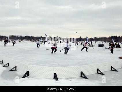 Minneapolis, Minnesota, USA. 29 janvier, 2016. Joueurs de hockey en compétition aux championnats mondiaux de hockey sur glace américain à Minneapolis (Minnesota) Crédit : Gina Easley / StockimoNews/Alamy Live News Banque D'Images