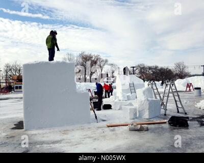 Le Minnesota, USA. 29 janvier, 2016. Les sculpteurs de neige travailler avec blocs de neige géante dans le concours de sculpture sur neige événement au carnaval de saint Paul dans le Minnesota. Crédit : Gina Easley / StockimoNews/Alamy Live News Banque D'Images