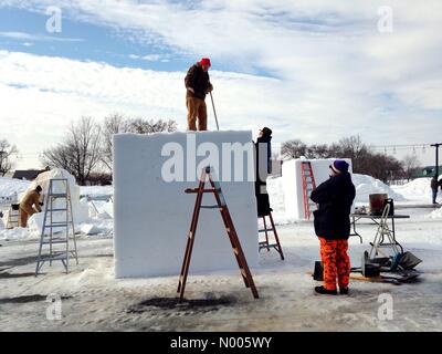 Le Minnesota, USA. 29 janvier, 2016. Les équipes travaillent sur des blocs de neige géant au concours de sculpture sur neige au carnaval de saint Paul dans le Minnesota. Crédit : Gina Easley / StockimoNews/Alamy Live News Banque D'Images