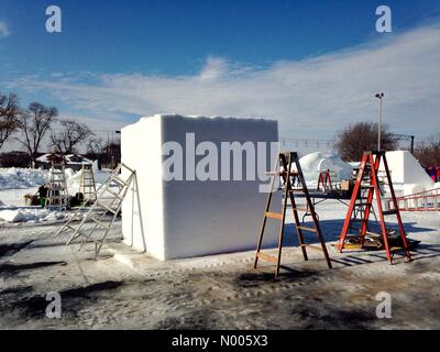 Le Minnesota, USA. 29 janvier, 2016. Un énorme bloc de neige vous attend à la sculpture de Saint Paul concours de sculpture sur neige du Carnaval d'hiver au Minnesota. Crédit : Gina Easley / StockimoNews/Alamy Live News Banque D'Images