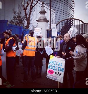 Institut Dentaire, Caldecot Kings Rd, London, UK. 10 fév, 2016. Les médecins en grève pour sauver le NHS. Credit : Angeles Rodenas/StockimoNews/Alamy Live News Banque D'Images