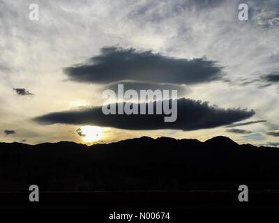 Palm Springs, Californie, USA. 5 mars, 2016. Les formations de nuages inhabituels sur Palm Springs, Californie, avant une tempête s'approche du désert pendant un hiver El Niño le 5 mars 2016. Credit : Lisa Werner / StockimoNews/Alamy Live News Banque D'Images