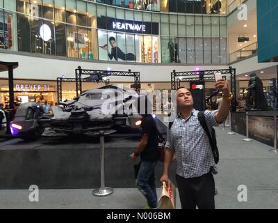 Le Bloc, Bago Bantay, Quezon City, Metro Manila, Philippines. Mar 23, 2016. Une taille de la vie a été affichée à l'intérieur de Batmobile SM North à Quezon City en temps de la sortie en salle de Batman Vs. Superman : Dawn of Justice in Philippines sur Mars 26,2016 : Sherbien Dacalanio Crédit/StockimoNews/Alamy Live News Banque D'Images