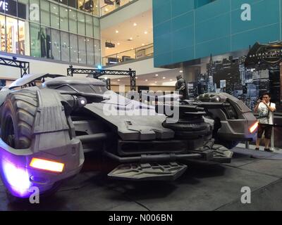 Le Bloc, Bago Bantay, Quezon City, Metro Manila, Philippines. Mar 23, 2016. Une taille de la vie a été affichée à l'intérieur de Batmobile SM North à Quezon City en temps de la sortie en salle de Batman Vs. Superman : Dawn of Justice in Philippines sur Mars 26,2016 : Sherbien Dacalanio Crédit/StockimoNews/Alamy Live News Banque D'Images