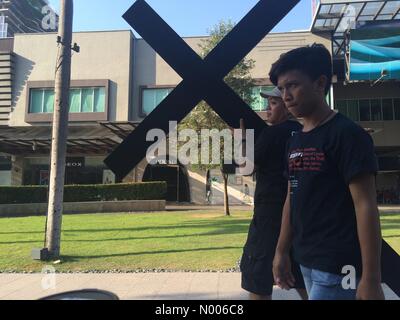 Taguig, Metro Manila, Philippines. 24Th Mar, 2016. Les citadins ont une chance de faire une croix sur le Jeudi Saint comme passerelle à Bonifacio High Street à Taguig City dispose d'une exposition interactive de revoir la mort et la résurrection de Jésus Christ. Sherbien Dacalanio : Crédit/StockimoNews/Alamy Live News Banque D'Images