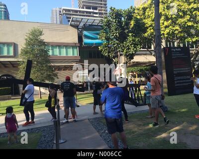 Taguig, Metro Manila, Philippines. 24Th Mar, 2016. Les citadins ont une chance de faire une croix sur le Jeudi Saint comme passerelle à Bonifacio High Street à Taguig City dispose d'une exposition interactive de revoir la mort et la résurrection de Jésus Christ. Sherbien Dacalanio : Crédit/StockimoNews/Alamy Live News Banque D'Images