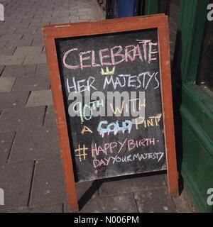 Dalston, Londres, Royaume-Uni. 21 avril, 2016. Une enseigne de pub dans Dalston Londres comme Sa Majesté la reine a célébré le 90e anniversaire de crédit à Londres : Emin Ozkan / StockimoNews/Alamy Live News Banque D'Images