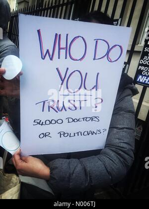 Le Shard, London Bridge, London, UK. Apr 26, 2016. Grève des médecins. Les médecins manifesté à l'extérieur les gars, hospital, Londres, Royaume-Uni (26 avril 16) Crédit : Alain Mastiki StockimoNews //Alamy Live News Banque D'Images