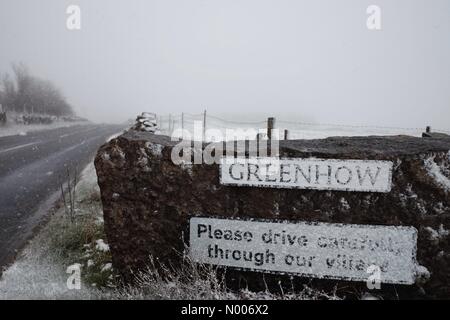 Greenhow, North Yorkshire, UK - 28 Avril 2016 : heures avant le début de l'étape 1 de l'ASO 2016 Tour de Yorkshire UCI Europe Tour en course à vélo la neige descend sur la route. Credit : MattX / StockimoNews/Alamy Live News Banque D'Images