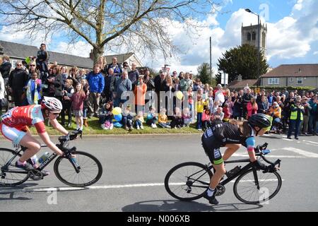 Sprotbrough, Doncaster, South Yorkshire : 30 avril 2006 : Royaume-Uni - la foule acclamant Le Tour de Yorkshire femmes passant dans le Yorkshire village d'Sprotbrough au soleil Crédit : Kay Roxby / StockimoNews/Alamy Live News Banque D'Images