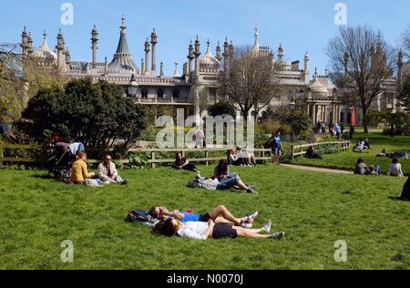 Brighton, UK. 4e mai 2016. Les visiteurs apprécient le temps chaud et ensoleillé dans la région de Pavilion Gardens Brighton aujourd'hui avec des températures devrait atteindre dans les années 20 par le week-end Crédit : Simon Dack / StockimoNews/Alamy Live News Banque D'Images