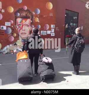 Brixton, Londres, Royaume-Uni. 17 mai, 2016. David Bowie memorial wall Crédit : Brixton Gursen / StockimoNews/Alamy Live News Banque D'Images