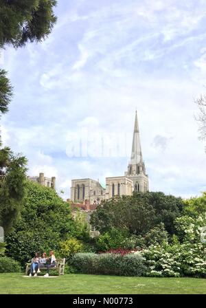 Chichester, West Sussex, UK. 22 mai, 2016. Météo France : une vue magnifique sur la cathédrale de Chichester de palais des évêques jardins sur une belle journée de printemps. Photovision Crédit : Images / StockimoNews/Alamy Live News Banque D'Images