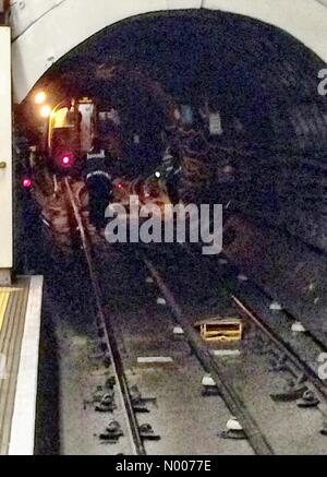 King's Road, Londres, Royaume-Uni. 24 mai, 2016. Ligne Piccadilly train s'est arrêté juste à l'extérieur de la gare de Kings Cross, avec le personnel d'urgence sur la ligne. Crédit : Matthieu Chattle/StockimoNews/Alamy Live News Banque D'Images