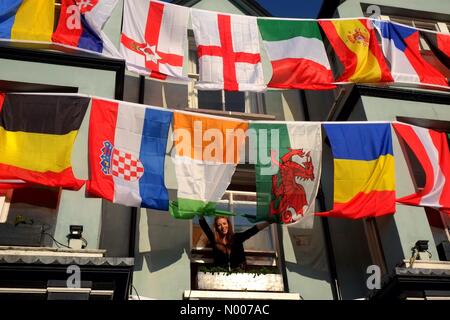 Bangor, Pays de Galles, Royaume-Uni. 29 mai, 2016. Sonya Lytton-Davies directrice de Belle Vue du nord du Pays de Galles, Bangor Pub sort flags.prêt pour l'Euro 2016 tournoi final crédit : Robert Eames / StockimoNews/Alamy Live News Banque D'Images