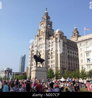 Liverpool, Merseyside, Royaume-Uni. 04 Juin, 2016. 4 juin 2016.Les foules sur Liverpool waterfront International pour le Festival de la rivière Mersey. Credit : nedward53/StockimoNews/Alamy Live News Banque D'Images