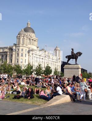 Canada Blvd, Liverpool, Merseyside, Royaume-Uni. 04 Juin, 2016. 4 juin 2016. Les foules au bord de Liverpool pour la Mersey River Festival. Credit : nedward53/StockimoNews/Alamy Live News Banque D'Images