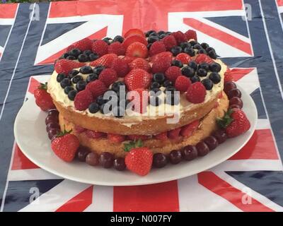 Cornwall Road, Sutton, Grand Londres, Royaume-Uni. 11 Juin, 2016. Gâteau de fête de rue Royale à l'anniversaire de la reine pour Surrey Cheam Crédit : Joseph Rogers/StockimoNews/Alamy Live News Banque D'Images