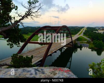 N Capital of Texas Hwy, Austin, Texas, États-Unis. 20 Juin, 2016. Lever du soleil à Austin, Texas, USA. Matin calme comme la lune se couche à la fraise et le soleil commence à se lever. Sur le pont 360 qui va au-dessus du fleuve Colorado. Credit : Sidney Bruere/StockimoNews/Alamy Live News Banque D'Images